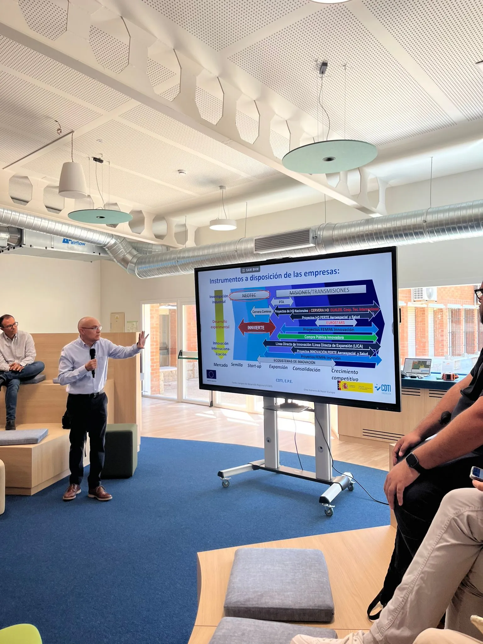Presenting at the La Vega Innova iHub
