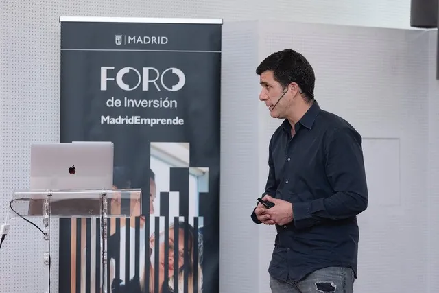A equipe da Sanzar Group com o prêmio de melhor startup